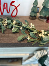 Load image into Gallery viewer, Snowberry Mistletoe Garland | 4&#39;
