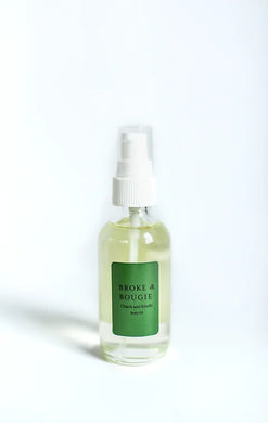 This body oil contains scents of jasmine blossoms and woody musk notes.